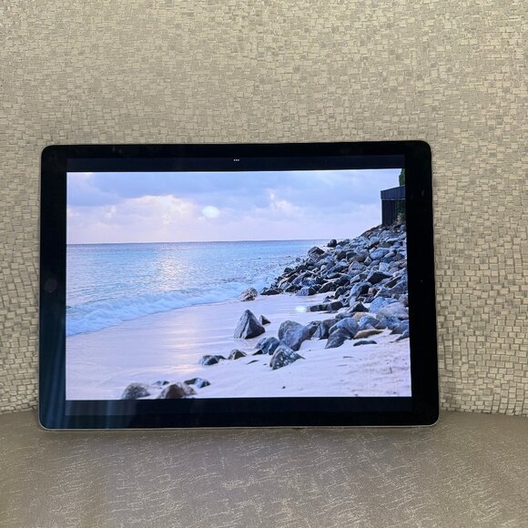 Apple iPad Pro 12.9-inch (2nd generation) A1670 64 GB, Wi-Fi, 12.9 in - Space... - Picture 2 of 7